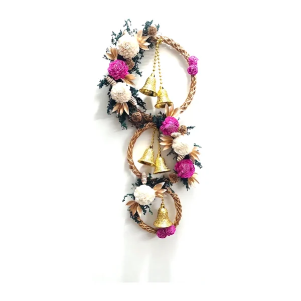 Arrangement AR09: a vertical wall hanging of linked twisted-cane rings in graduated sizes