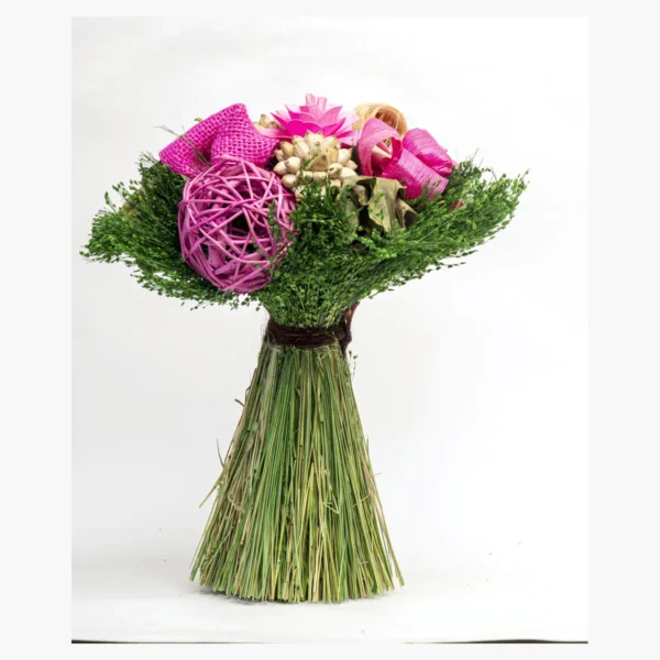 Table Bouquet – Pink AR78: a self-standing table bouquet in hot pink and natural tones, combining pink sola flowers