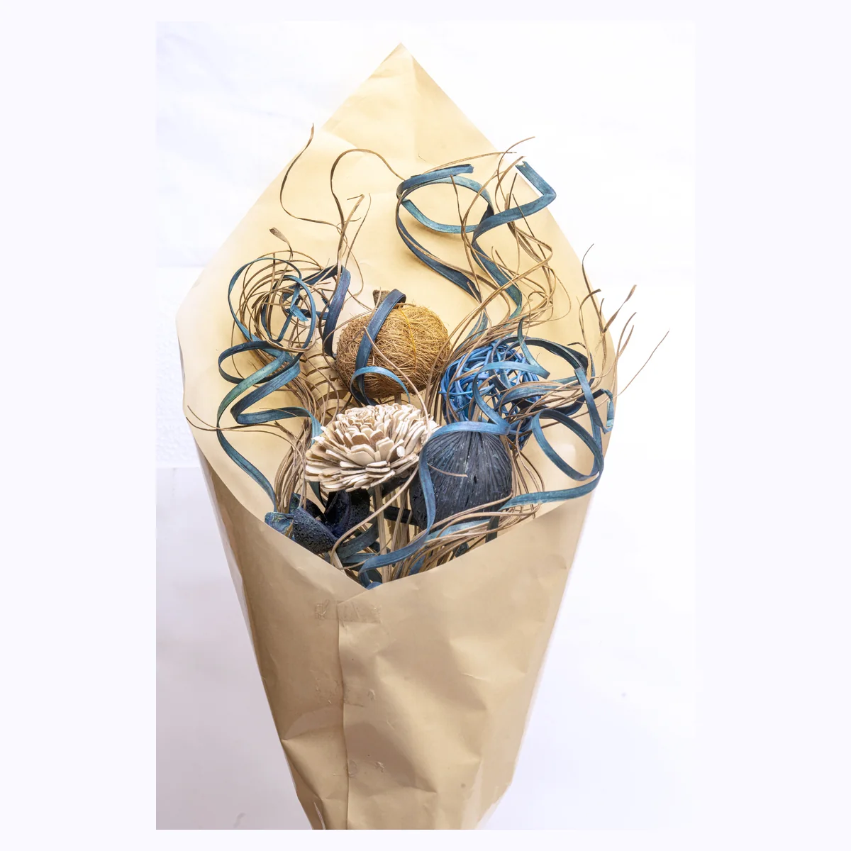 Kraft-Wrapped Dried Bouquet – Blue AR79: a kraft-wrapped dried bouquet in blue, navy and natural tones – view 2