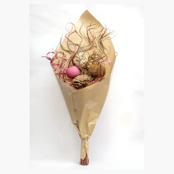 Kraft-Wrapped Dried Bouquet – Pink AR80: a pink and natural kraft-wrapped dried bouquet with rose-pink curled palm
