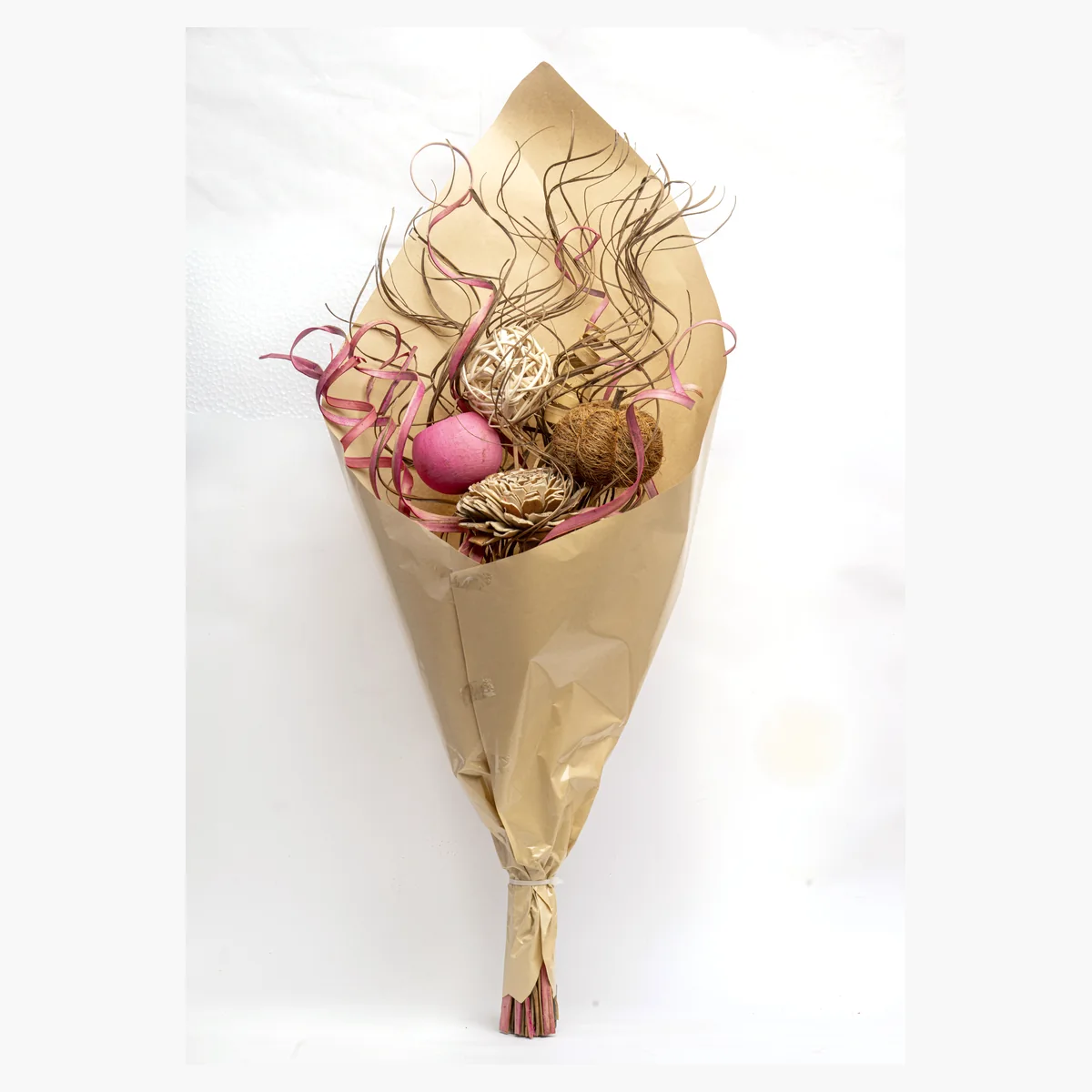 Kraft-Wrapped Dried Bouquet – Pink AR80: a pink and natural kraft-wrapped dried bouquet with rose-pink curled palm