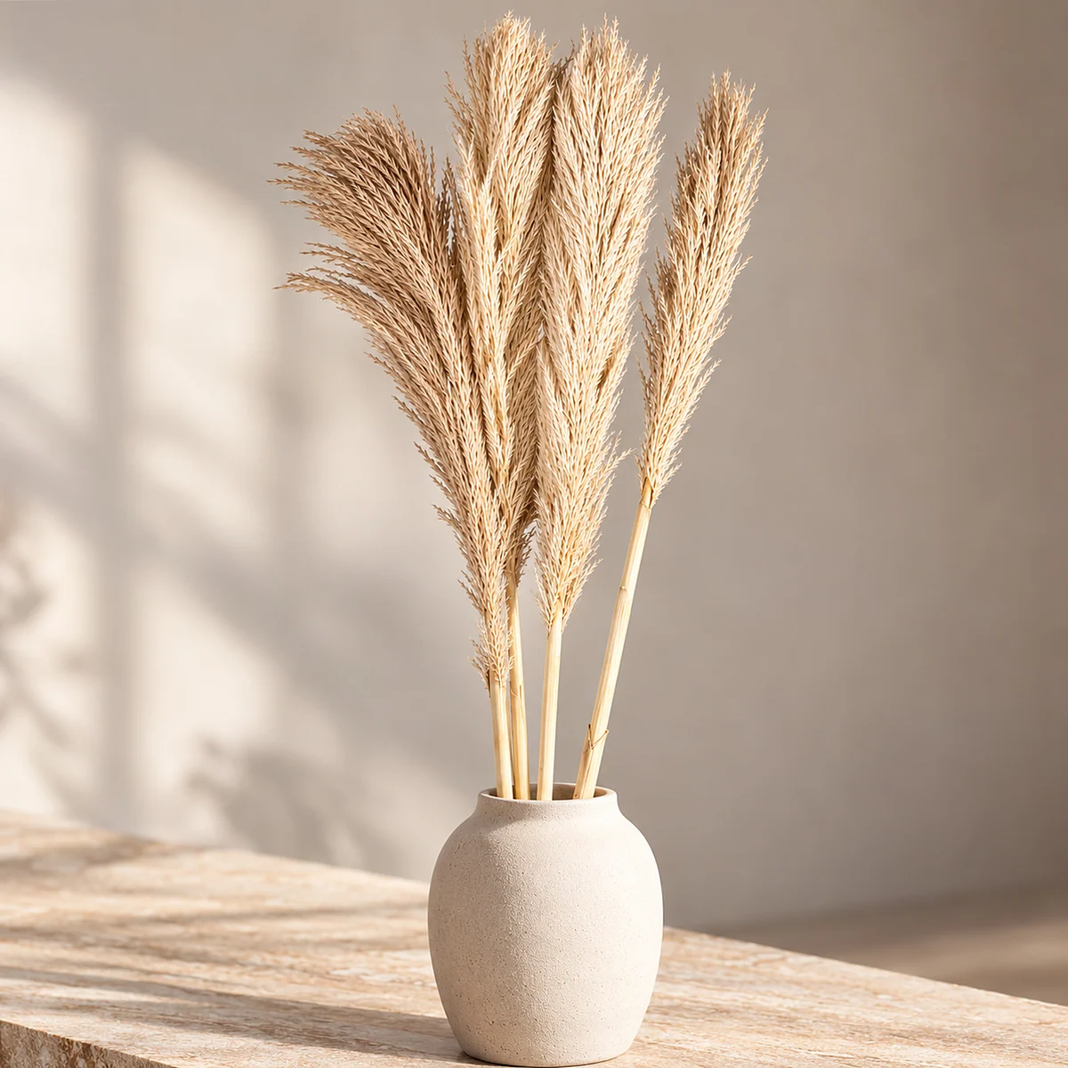 Pampas Natural GR04: naturally dried pampas grass with upright, fluffy plumes in soft beige on firm straw stalks – view 2