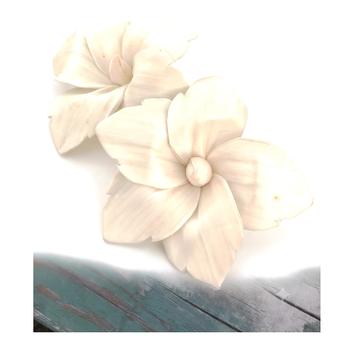 Sola Lotus Hibiscus SO63: handmade Sola Lotus Hibiscus with broad, open petals, notched tips and a smooth bead centre